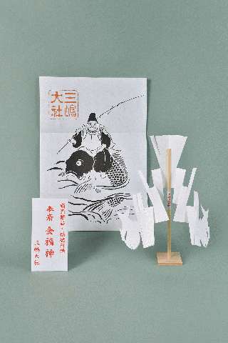 「あきないえびす」1500円(税込)<br>恵比須様の姿絵、「金福神」の神札、鯛の御幣と御幣立てのセット 「あきないえびす」1500円(税込)<br>恵比須様の姿絵、「金福神」の神札、鯛の御幣と御幣立てのセット
