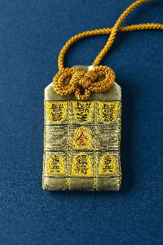 「黄金の王手守」1000円。片面には局面が、片面には白い翼がデザインされている 「黄金の王手守」1000円。片面には局面が、片面には白い翼がデザインされている