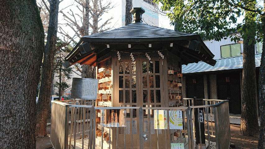 将棋堂と、御堂の周囲に奉納された棋力向上絵馬 将棋堂と、御堂の周囲に奉納された棋力向上絵馬